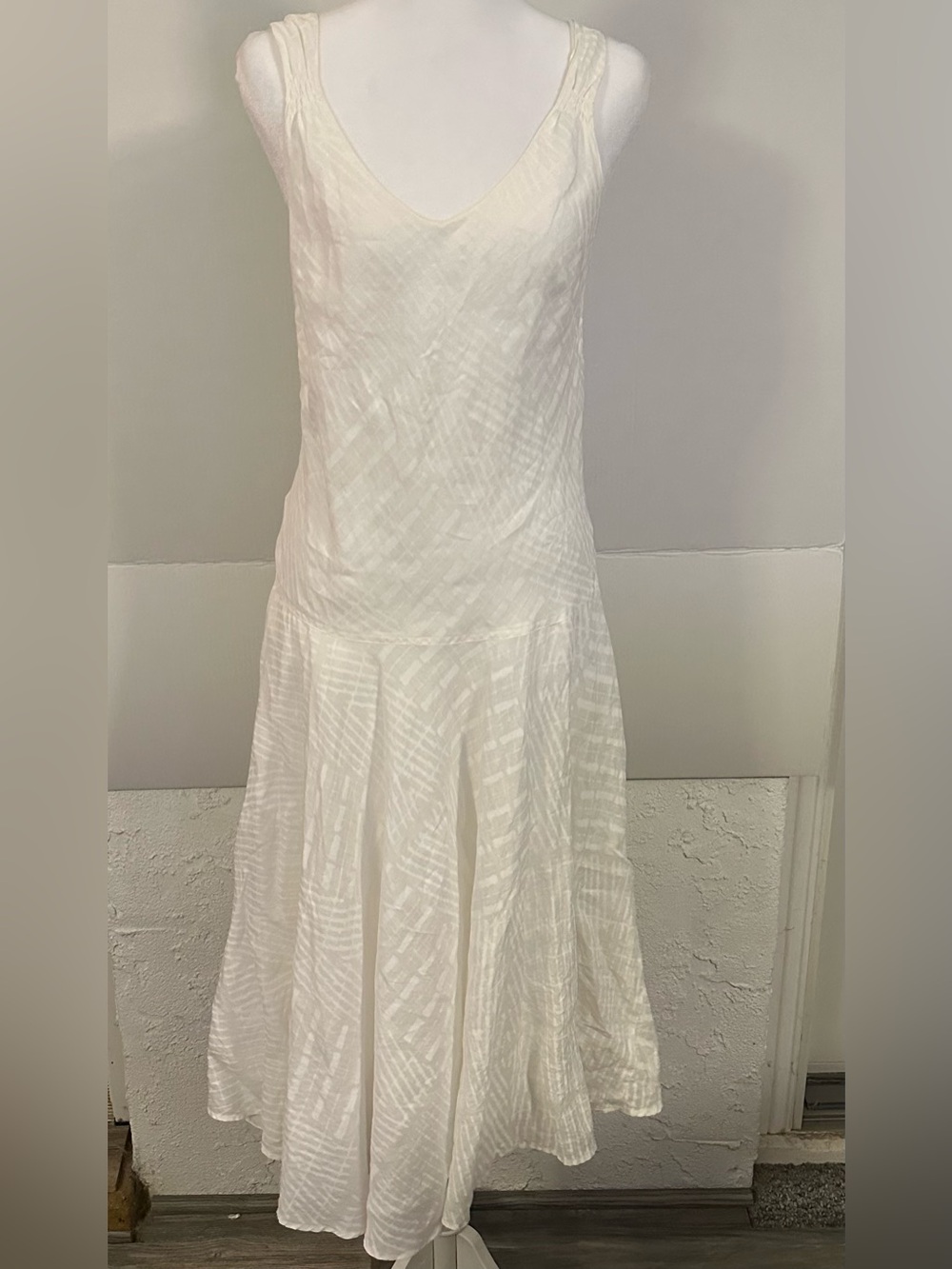 Elegant DKNY White Textured V-Neck Sleeveless Midi Dress